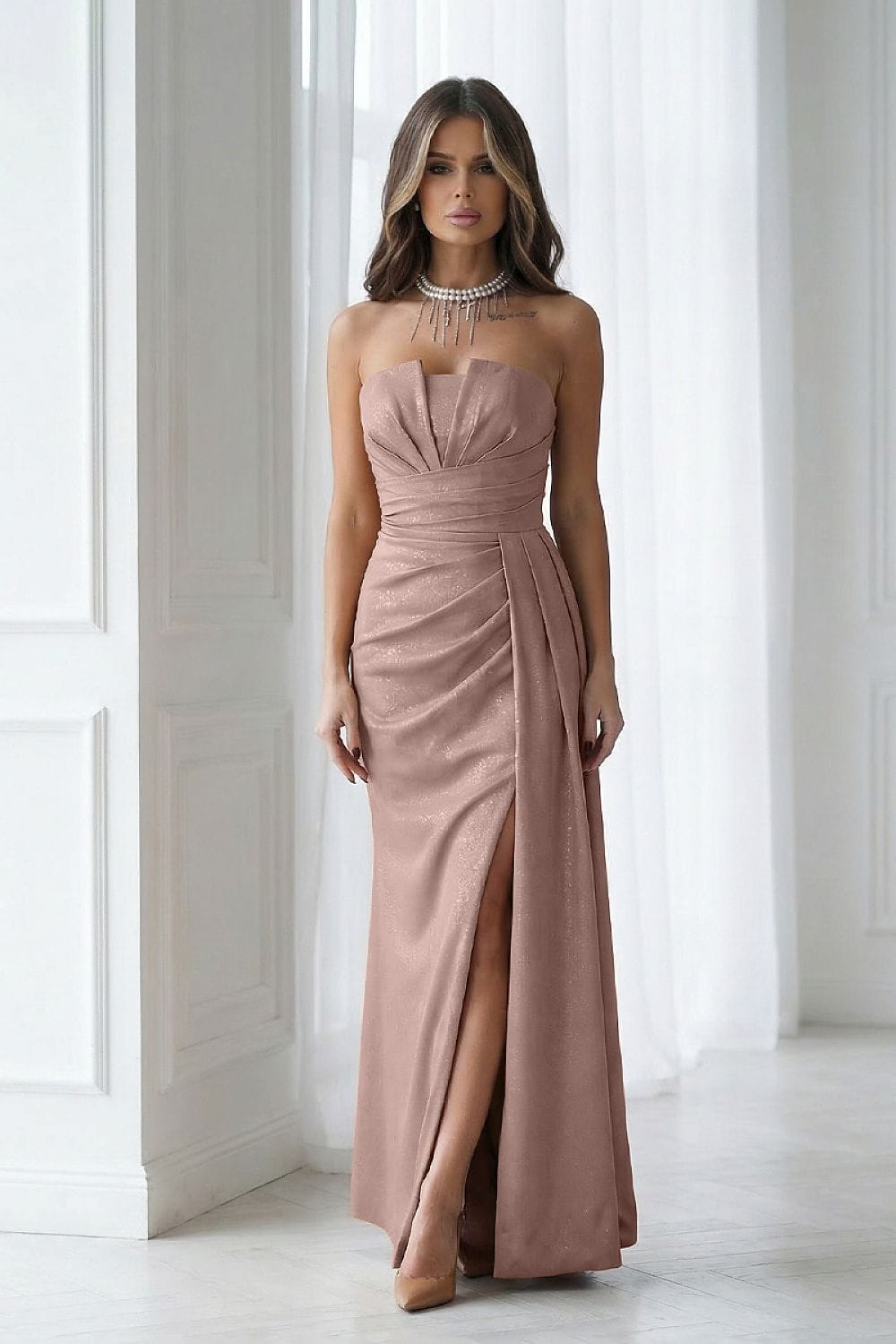 Robe longue soirée bustier fendue couleur rose poudré chic pour mariage invitée ou soirée élégante