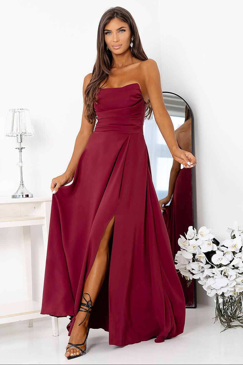 Robe de soirée longue bordeaux bustier fendue fluide chic élégante pour invitée mariage évènement spécial