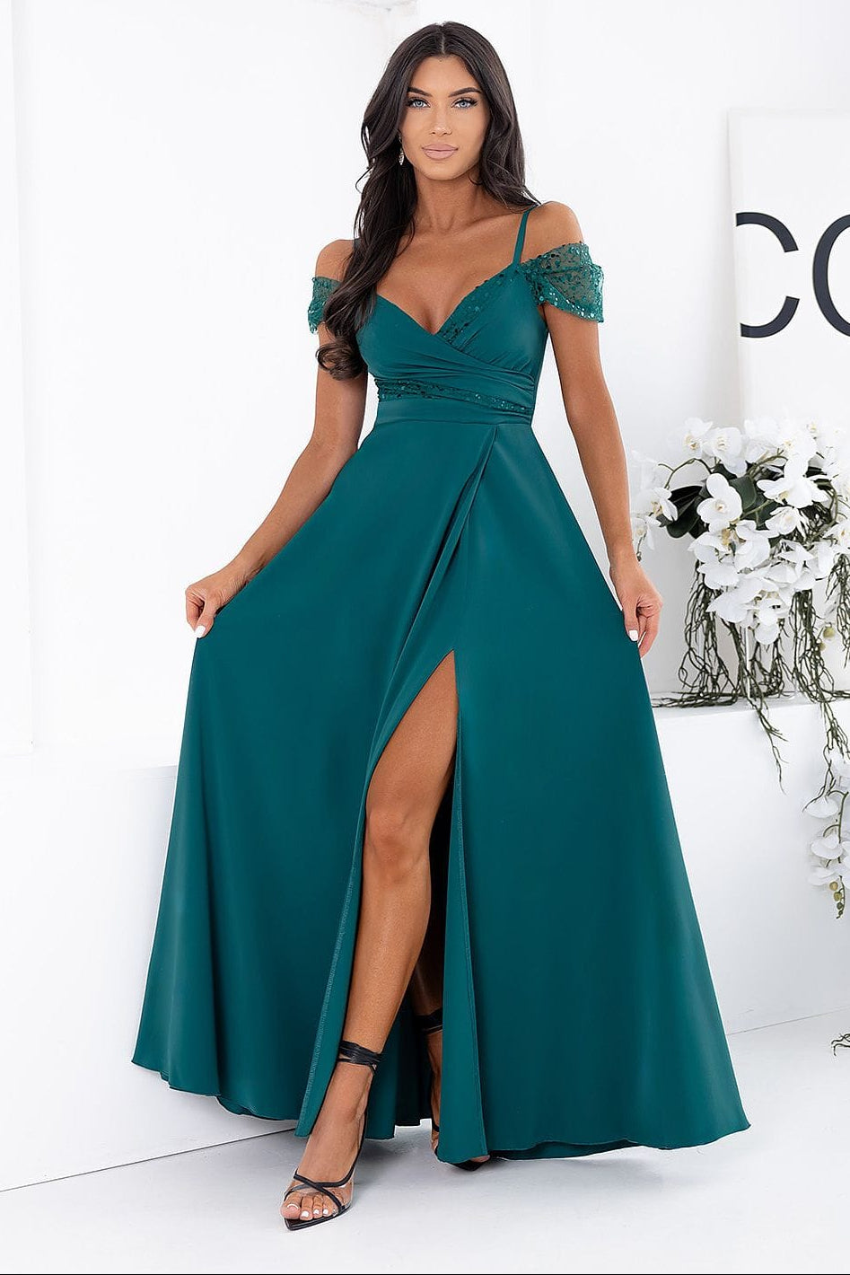Robe de soirée longue verte fendue élégante style chic décolleté épaules dénudées parfaite pour mariage invité