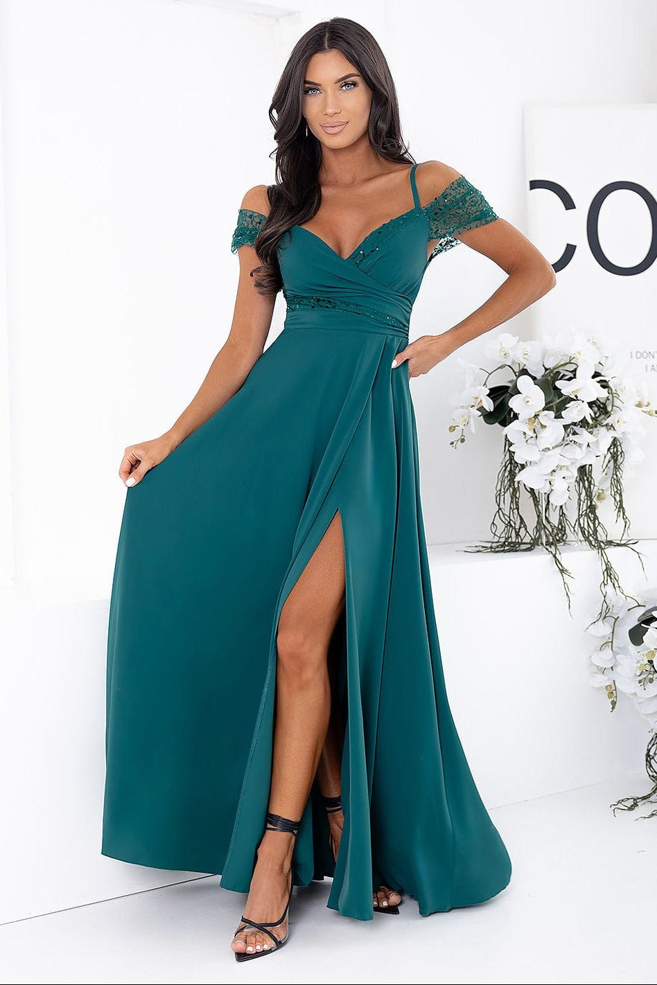 Robe longue soirée chic verte fendue épaules dénudées élégante pour cérémonie ou mariage invitée