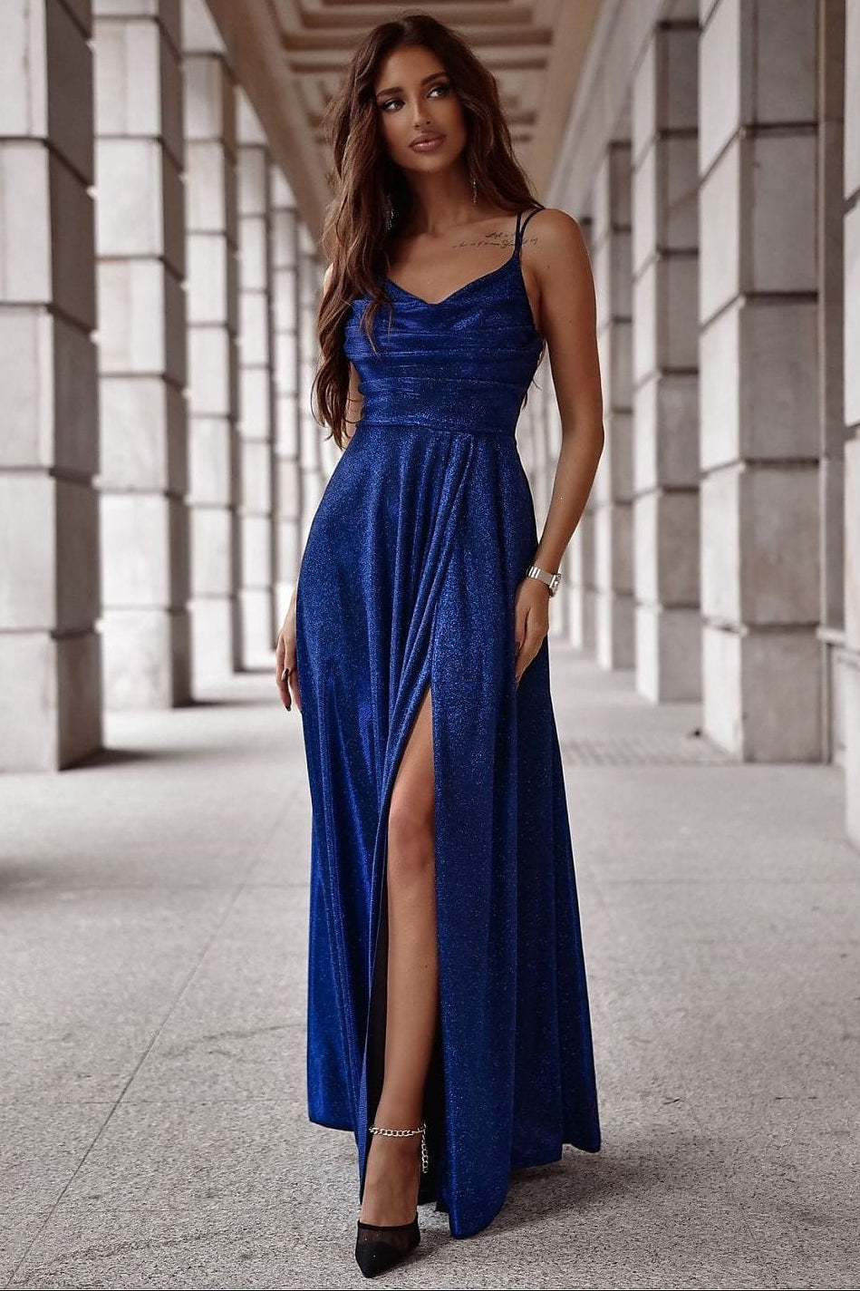 Robe de soirée chic longue bleue fendue bretelles fines élégante pour mariage invité ou gala femme