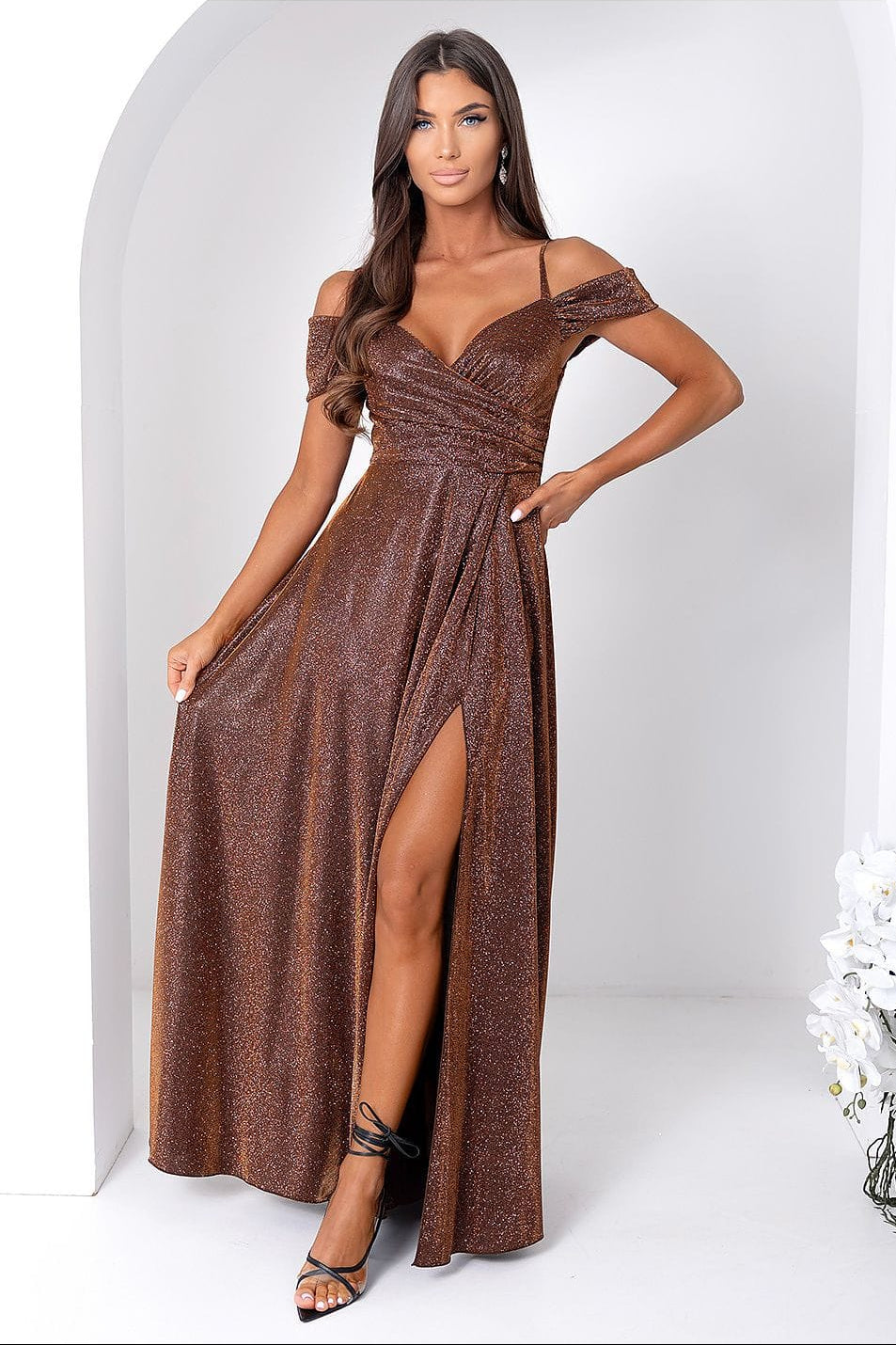 Robe de soirée longue fendue chic marron pailletée épaules dénudées décolleté élégante femme invitée mariage