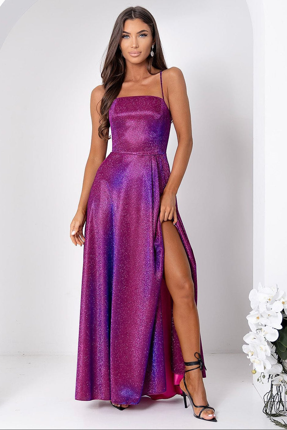 Robe de soirée chic longue violet fendue sans manches décolleté brillant pour mariage invitée élégante