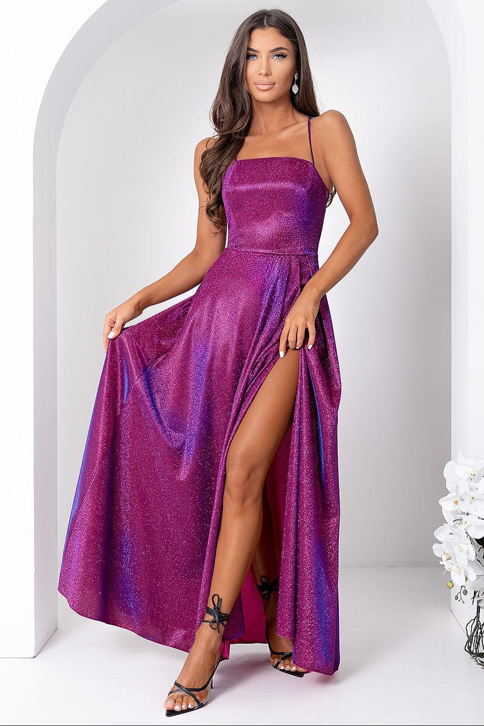 Robe de soirée chic longue violette fendue sans manches fluide élégante pour évènement ou mariage invité