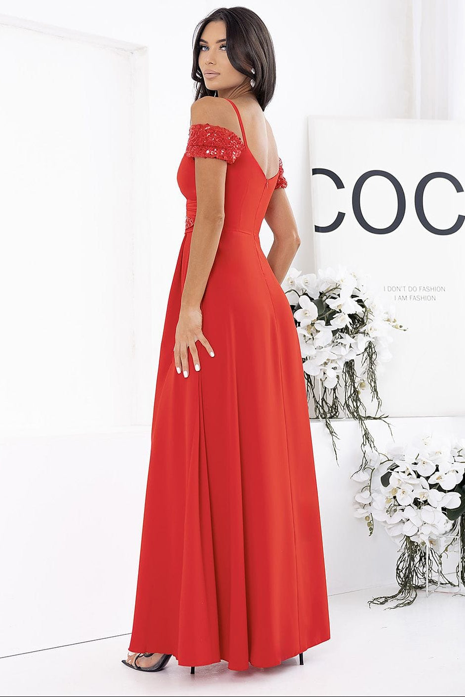 Robe de soirée chic longue rouge épaules dénudées fluide élégante pour mariage invité ou événement habillé