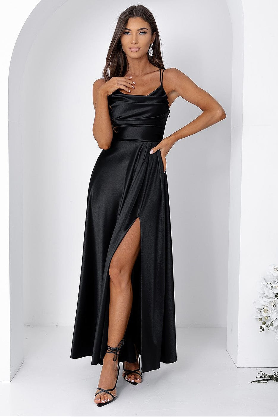 Robe de soirée chic noire longue fendue fluide femme élégante avec bretelles fines idéale mariage ou gala