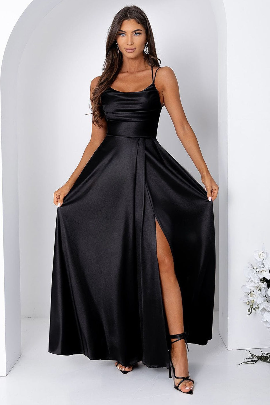 Robe de soirée chic longue noire fendue fluide femme décolleté fines bretelles élégante pour mariage invité