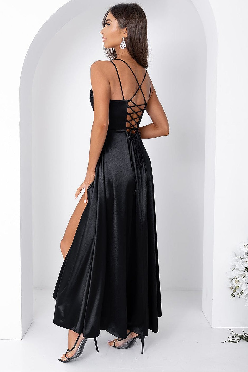 Robe de soirée longue noire satinée dos nu fendue élégante pour mariage invité chic avec bretelles croisées