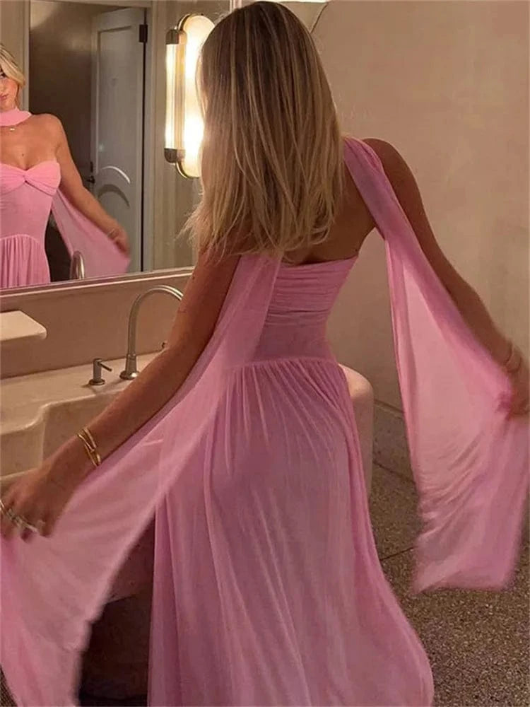 Robe longue soirée chic rose décolleté fluide sans manches, parfaite pour mariage ou cocktail élégant