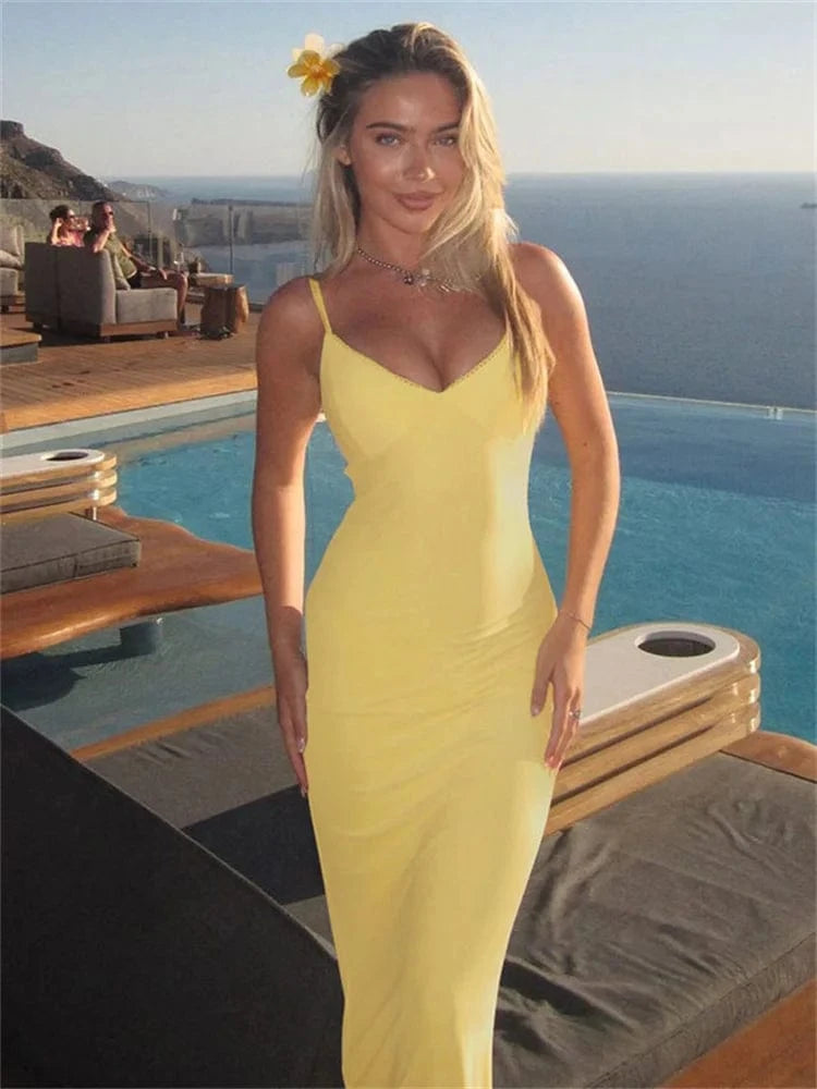 Robe longue été moulante jaune élégante décolleté fines bretelles plage soirée vue mer vacances