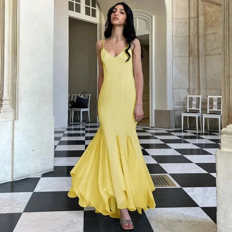 Robe de soirée chic longue jaune fluide décolleté sans manches silhouette princesse élégante pour mariage invité