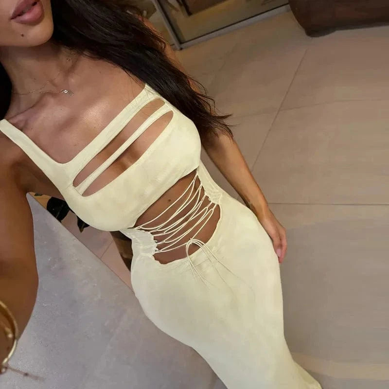 Robe de soirée sexy moulante beige longue décolleté découpée tendance pour été ou évènement chic