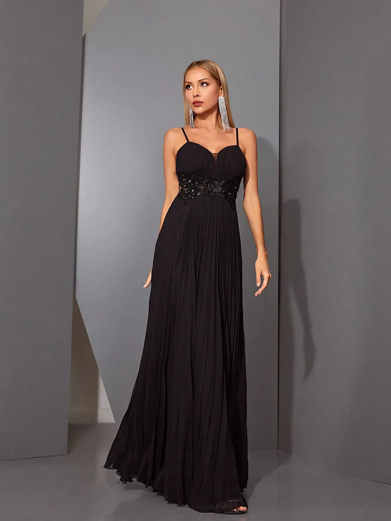 Robe de soirée longue noire avec appliqués