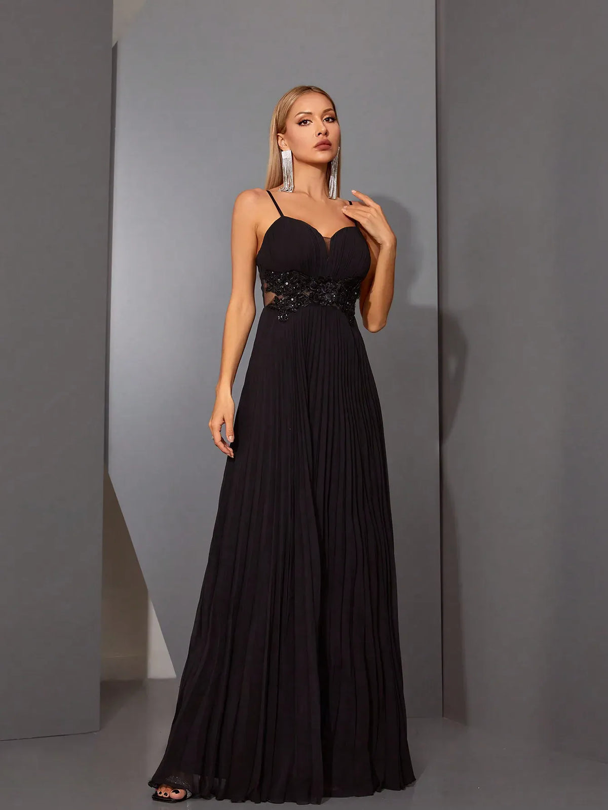 Robe de soirée longue noire avec appliqués
