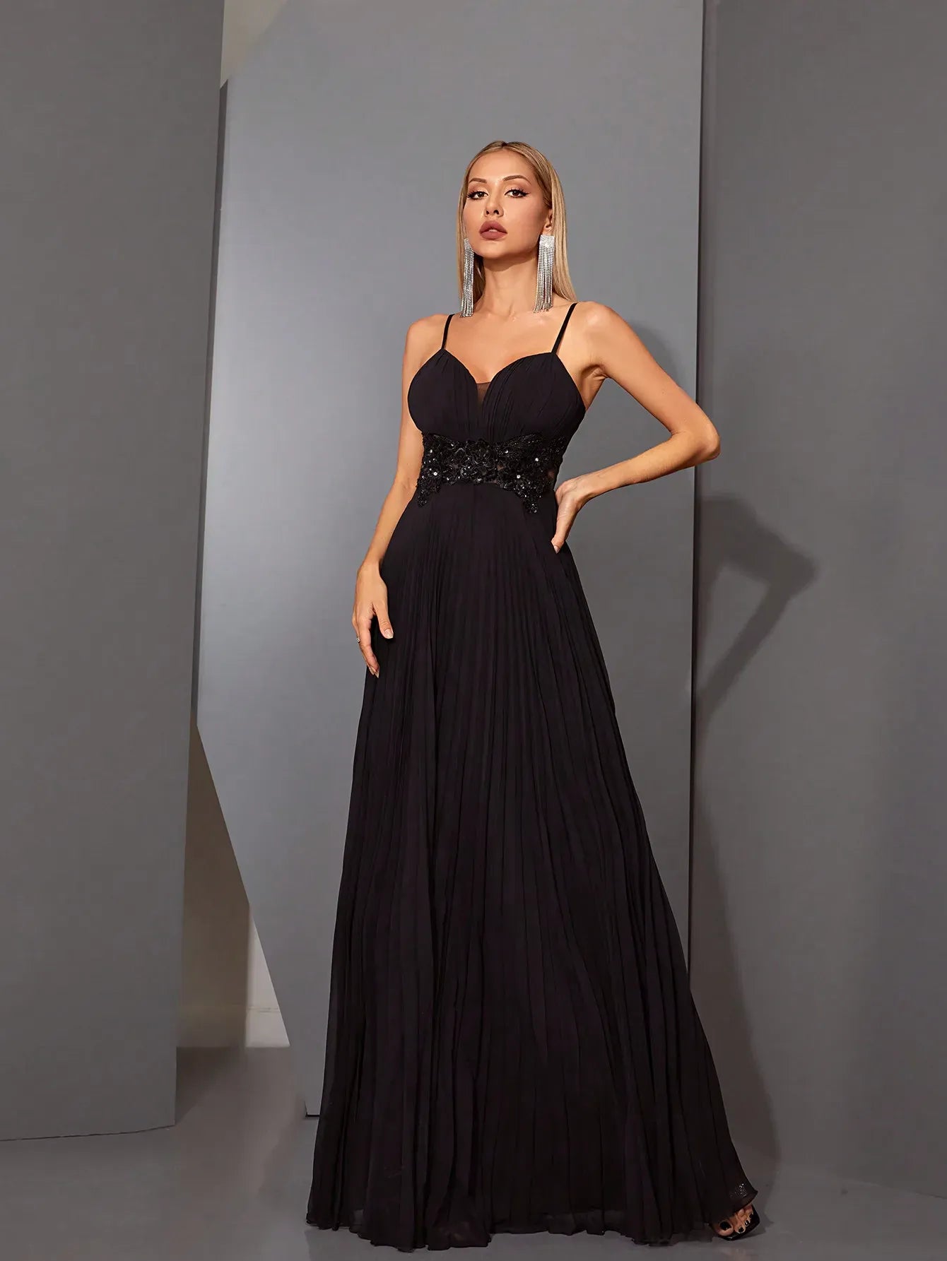 Robe de soirée longue noire avec appliqués