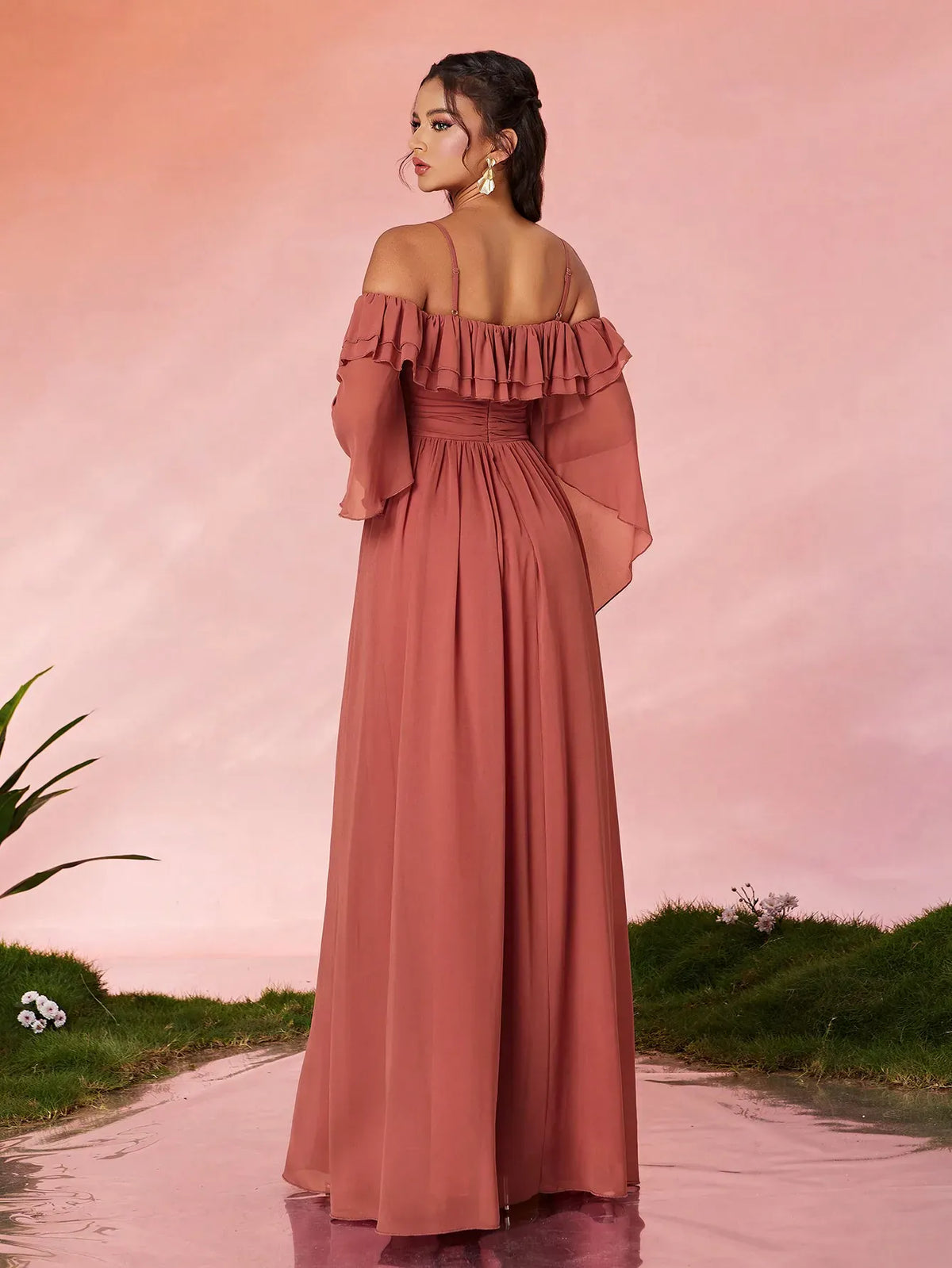 Robe de soirée longue terracotta avec col à volants manches longues