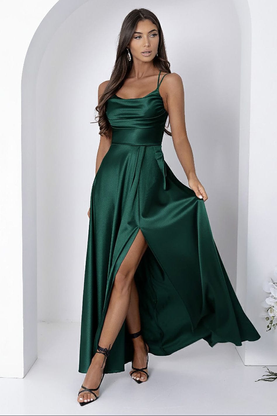 Robe de soirée mariage longue satin verte fendue fluide élégante sans manches idéale évènement chic femme