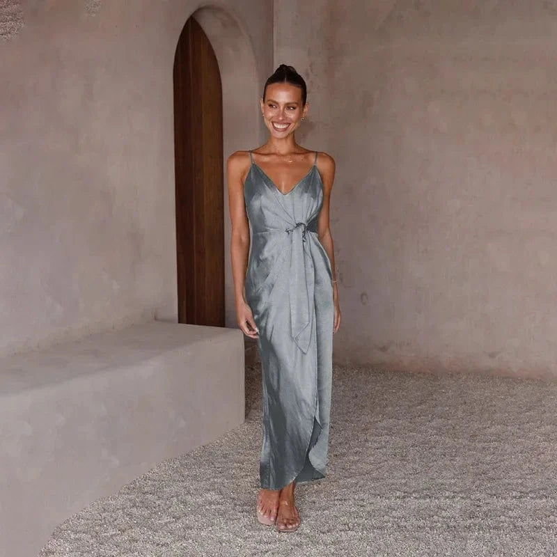 robe de soirée mariage argentée longue chic pour invitée élégante, manches longues et coupe trapèze