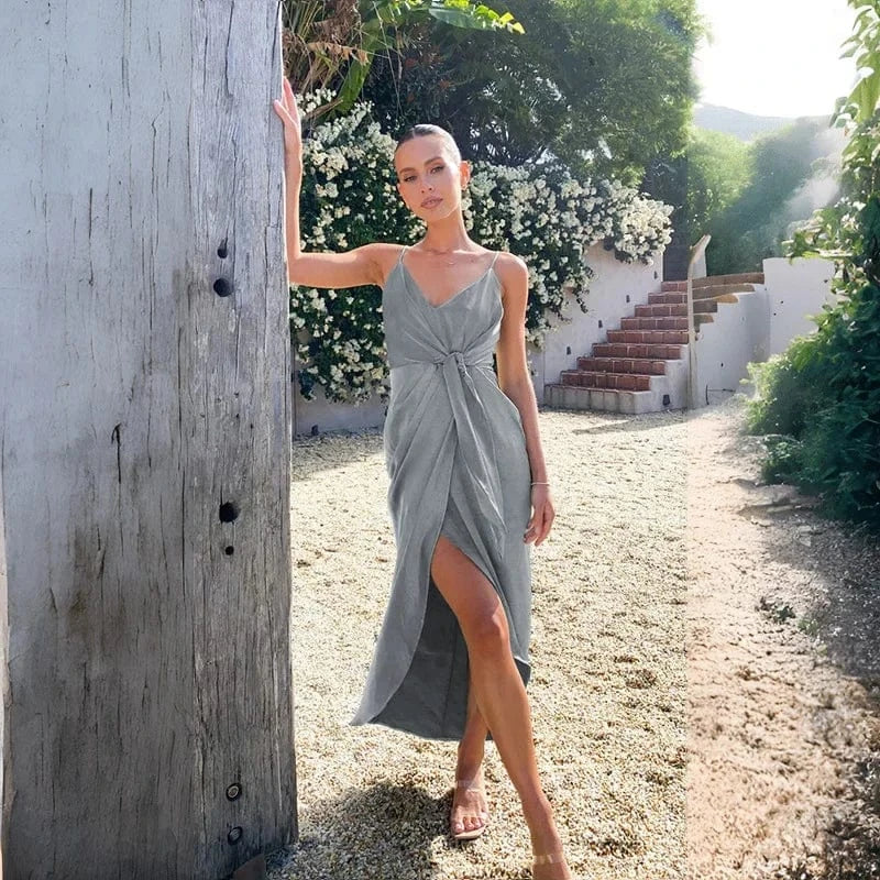 robe longue argentée de soirée mariage chic pour invitée, coupe fluide élégante à manches courtes