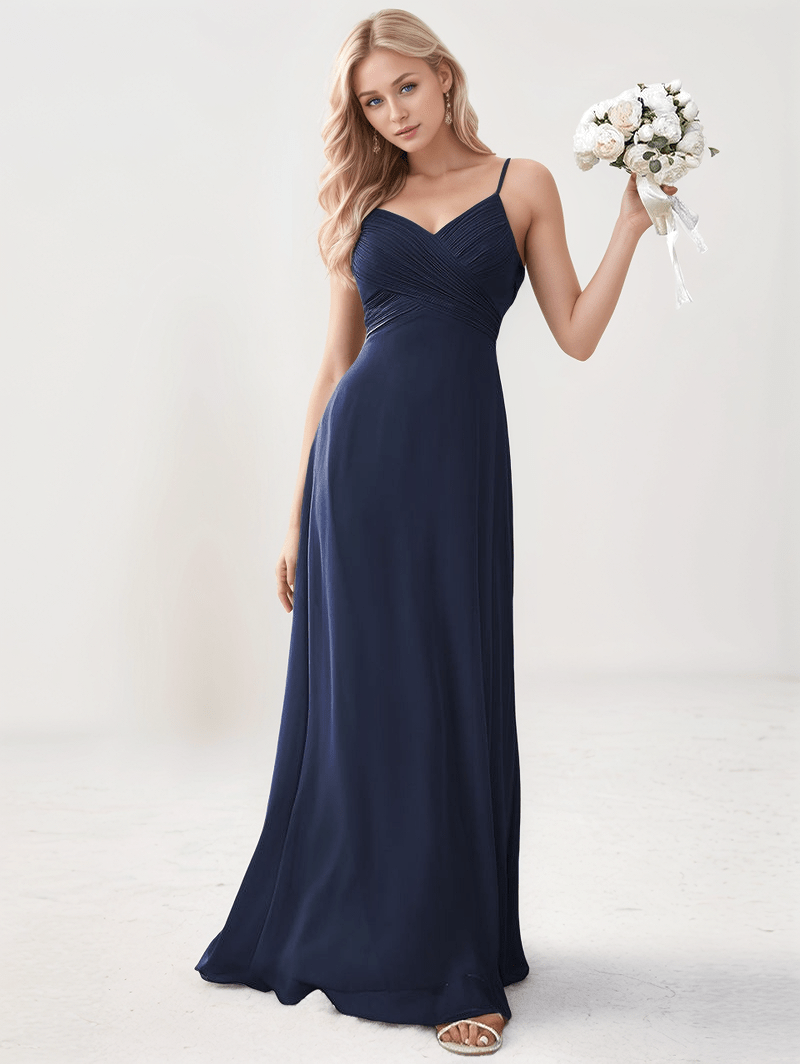 Robe longue soirée mariage bleu pour demoiselle d’honneur chic, décolleté, bretelles fines, femme élégante bouquet