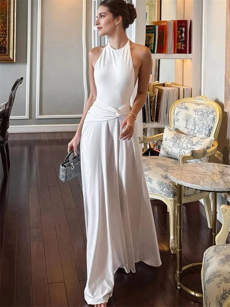 Robe longue blanche soirée chic dos nu fluide femme élégante accessoire sac à main gris élégant