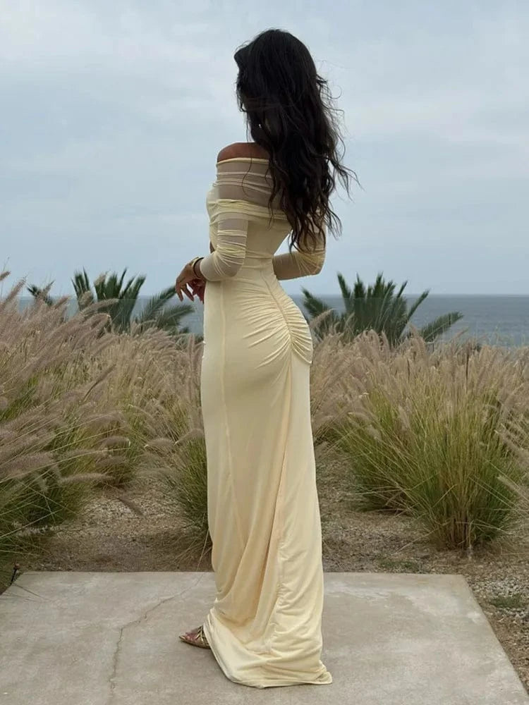 Robe de soirée chic longue champagne moulante épaules dénudées élégante pour invitée mariage estivale