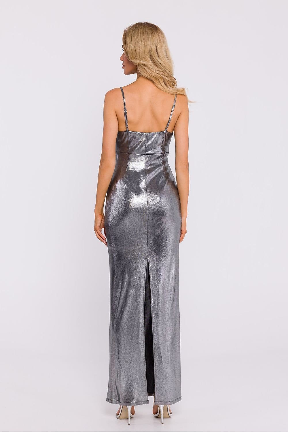 Robe argentée longue et moulante à fines bretelles pour soirée, avec fente arrière.