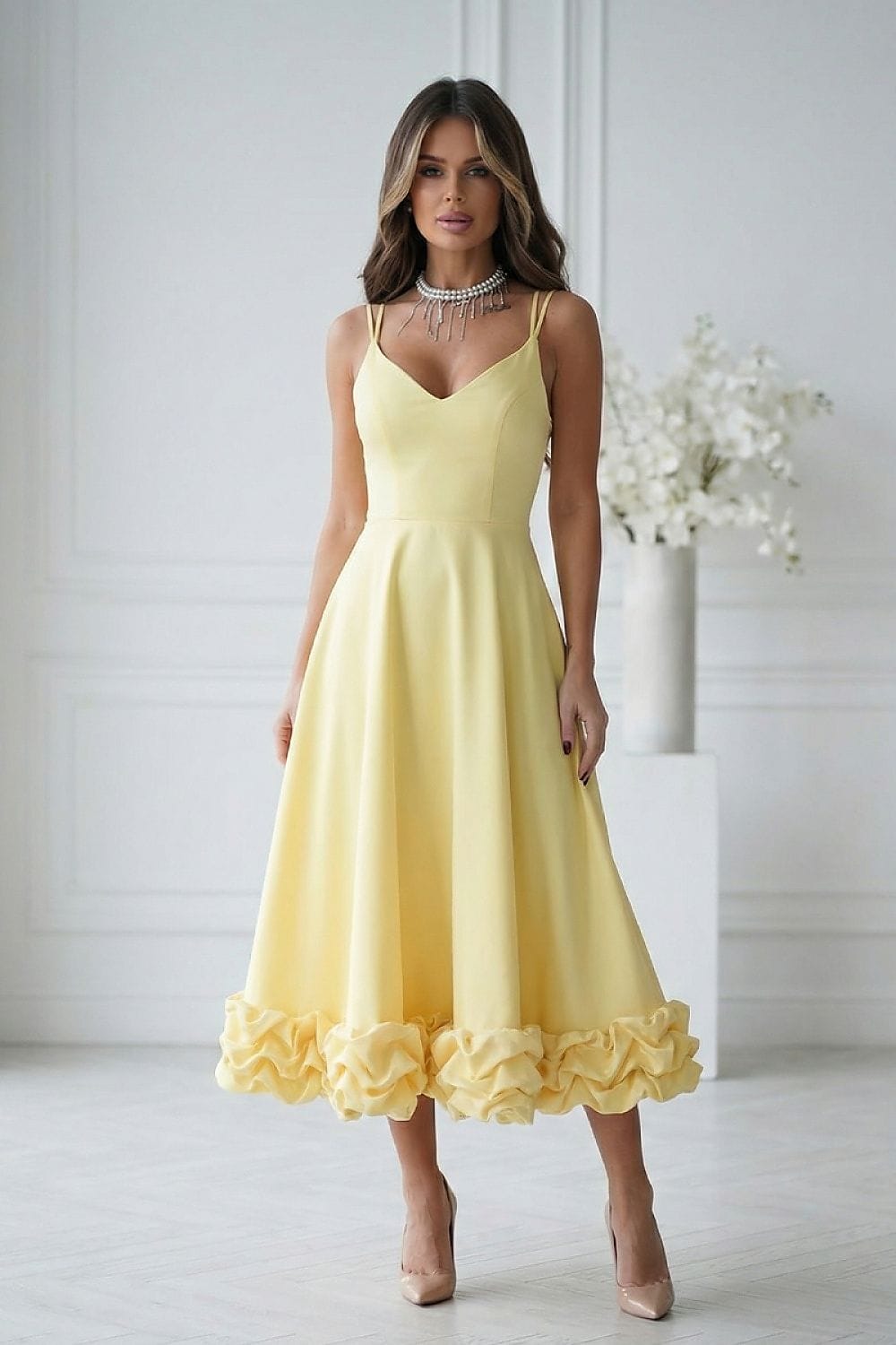 Robe cocktail midi jaune évasée sans manches décolleté chic parfaite pour mariage invité ou soirée élégante