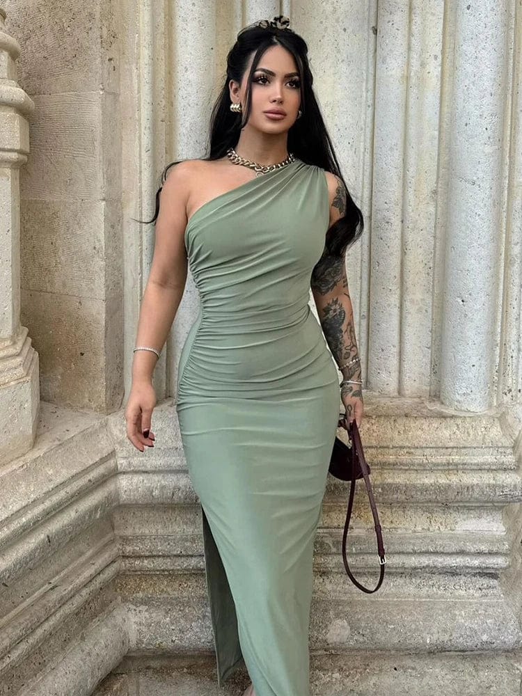 Robe verte chic de mariage, longue et moulante, sans manches avec épaules dénudées.