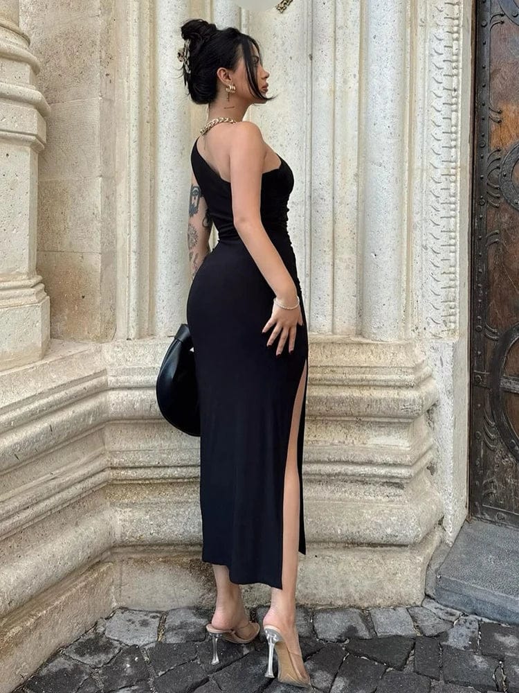 Robe de soirée chic noire longue moulante avec fente, idéale pour un cocktail élégant.