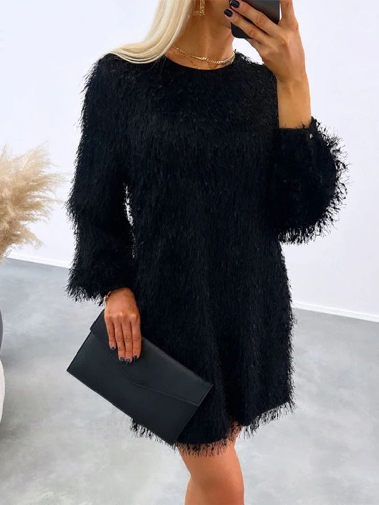 Robe noire soirée chic courte en manches longues, idéale pour un gala ou une sortie élégante.