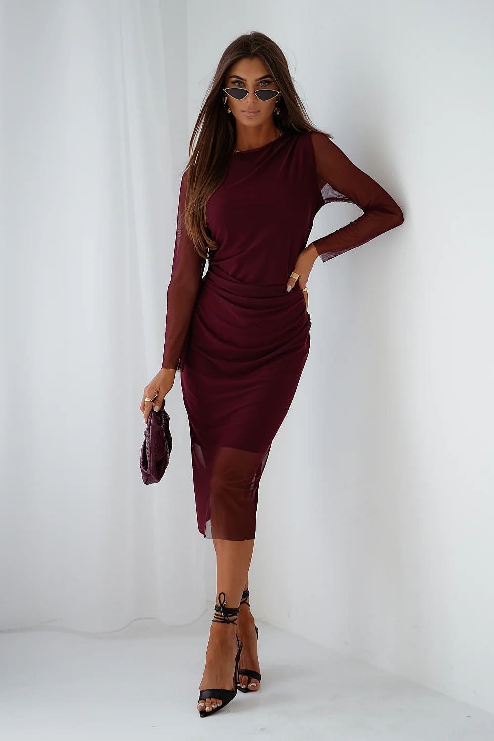 Robe de soirée chic midi manches longues bordeaux transparente élégante femme accessoire pochette assortie