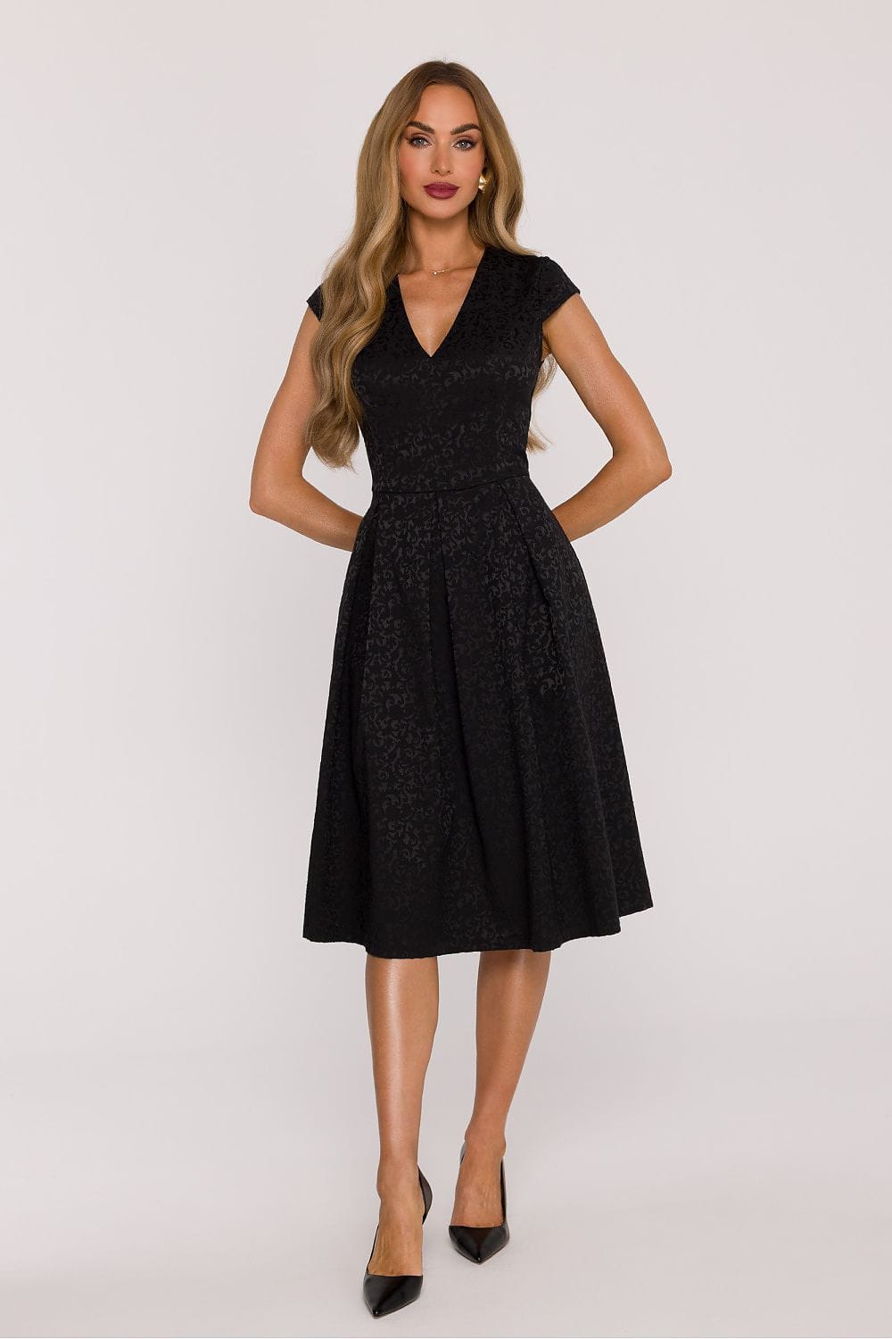 Robe de soirée chic noire midi trapèze manches courtes élégante pour mariage invité cocktail ou événement festif