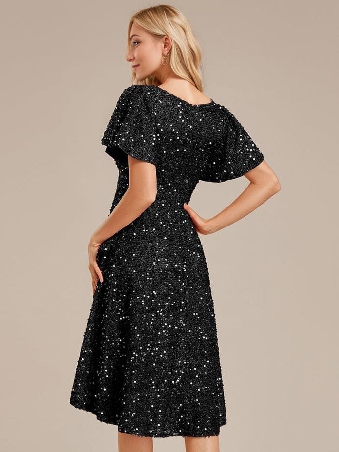 Robe de soirée chic noire à paillettes, coupe évasée longueur midi avec manches courtes, look élégant femme