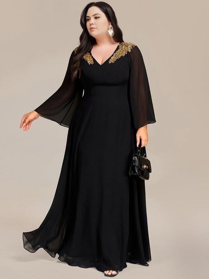 Robe de soirée grande taille noire longue manches longues élégante avec détails dorés épaules et sac à main