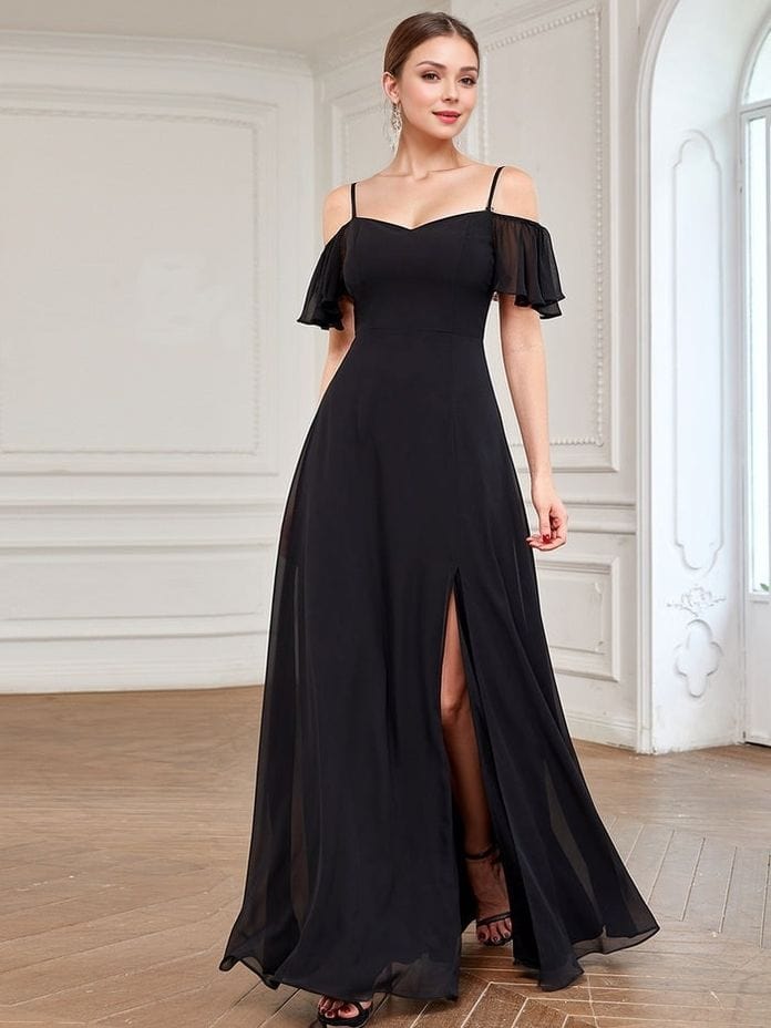 Robe de soirée chic noire longue fendue épaules dénudées style fluide femme élégante pour mariage invité