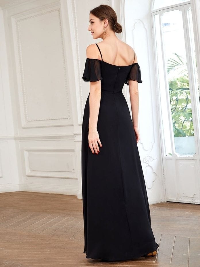 Robe de soirée noire longue évasée, style chic avec épaules dénudées et manches courtes pour mariage invité