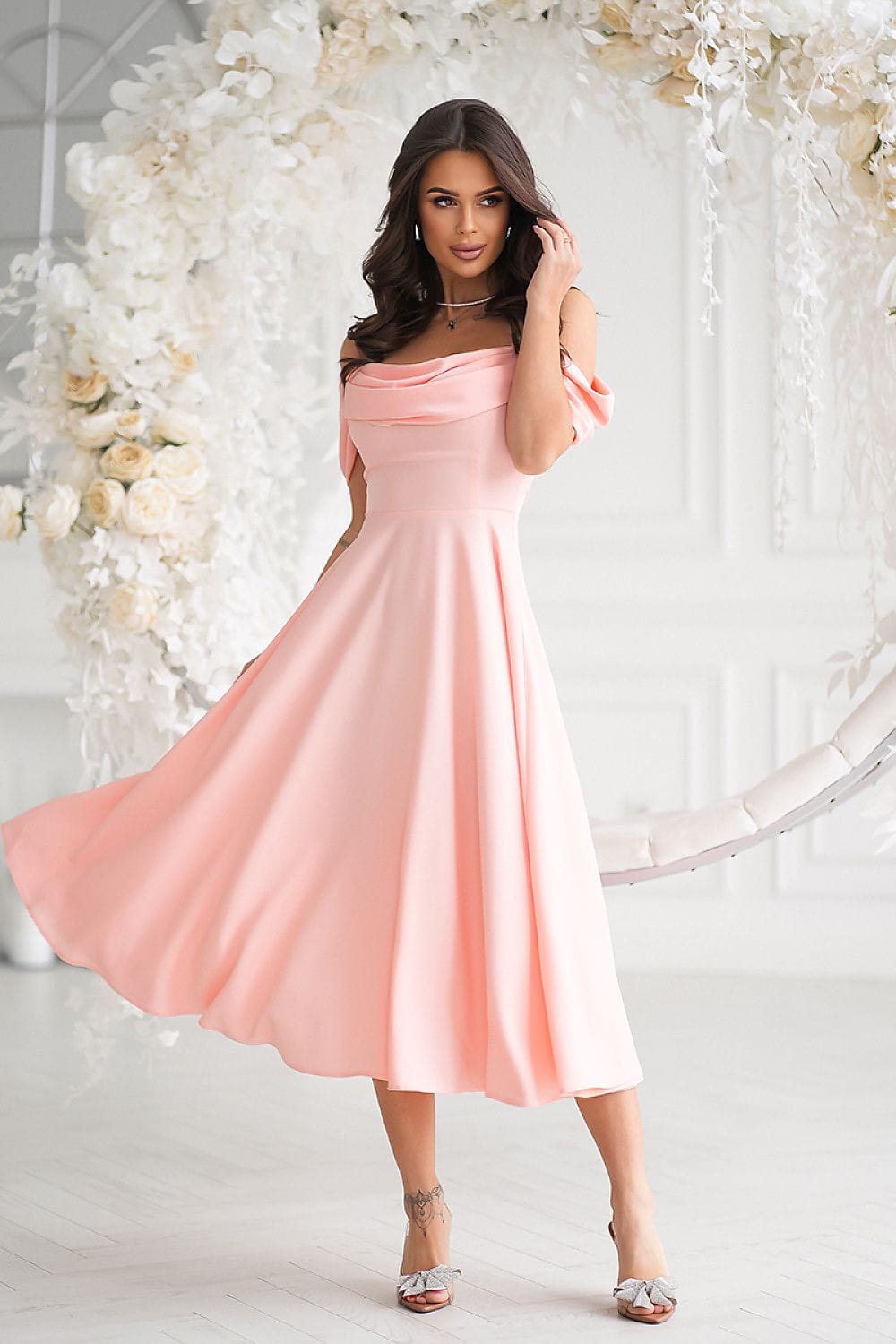 robe midi chic pour soirée mariage invitée silhouette trapèze manches courtes couleur bordeaux élégante