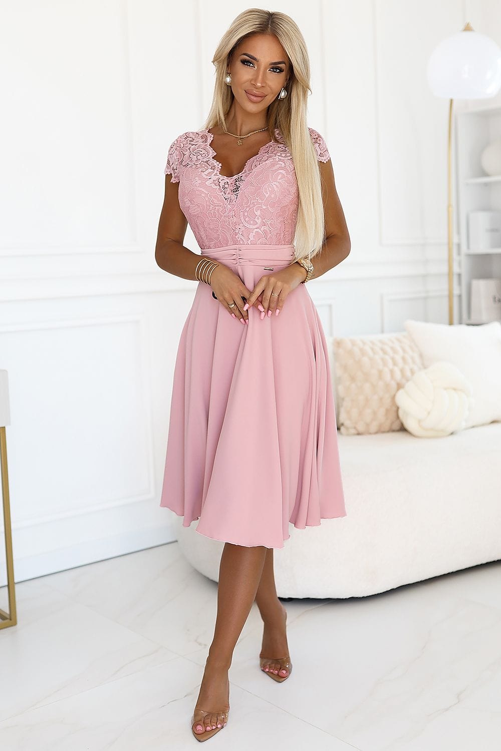 Robe cocktail rose poudré midi évasée en dentelle décolleté manches courtes élégante pour mariage invité