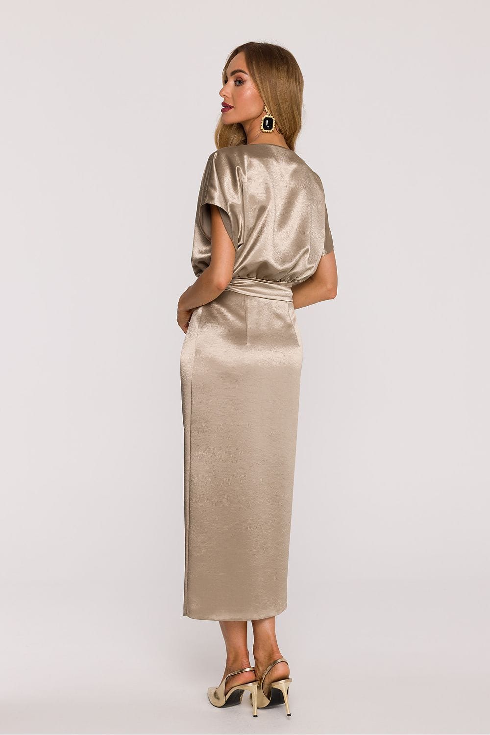 Robe satin champagne longue soirée chic manches courtes fluide pour mariage invitée élégante et tendance