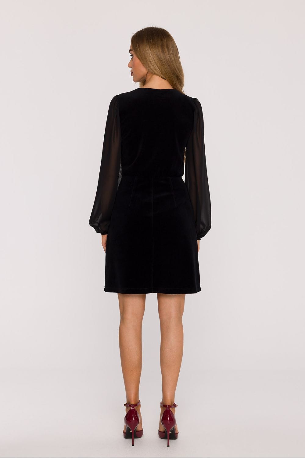 Robe courte noire soirée chic manches longues élégante dos uni idéale pour cocktail ou évènement habillé