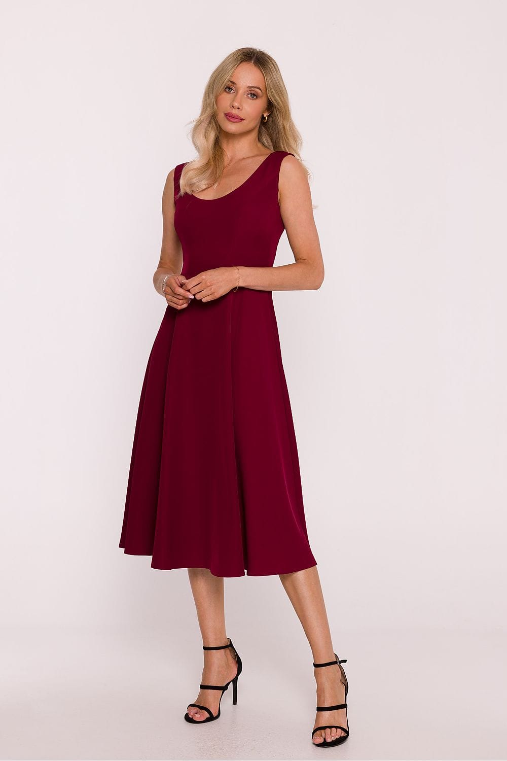 Robe cocktail midi bordeaux élégante sans manches pour mariage invité chic, coupe évasée et décolleté