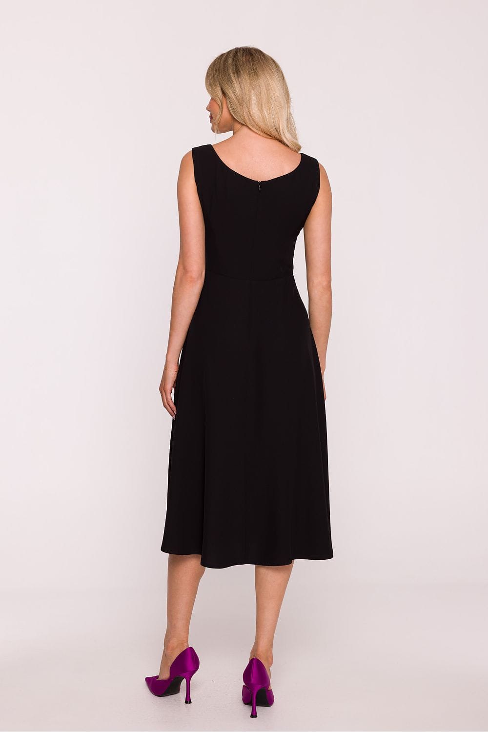 Robe noire soirée chic midi évasée sans manches élégante pour cocktail ou mariage invitée