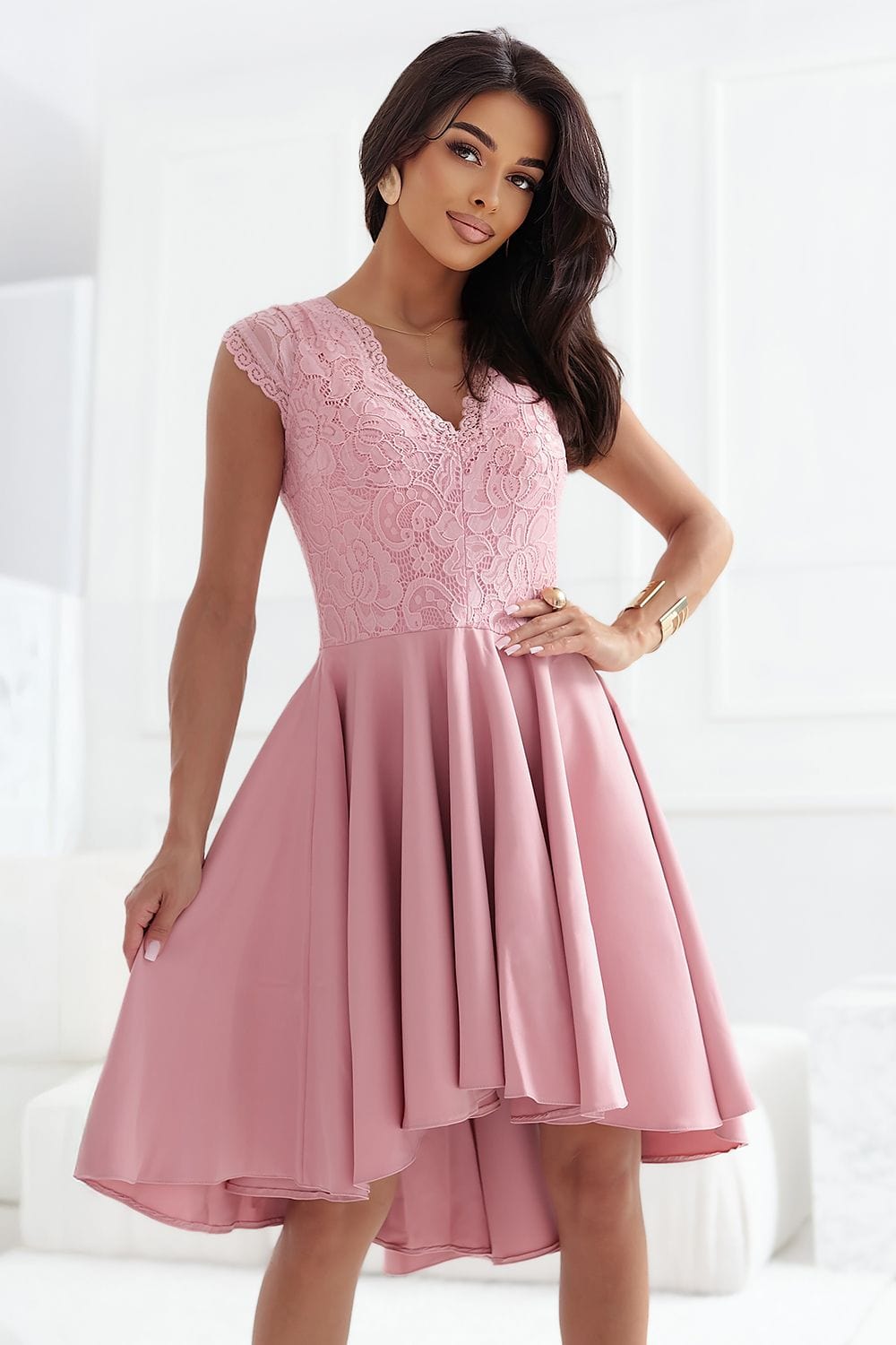 Robe cocktail rose poudré courte en dentelle style chic, idéale pour demoiselle d'honneur ou mariage invité