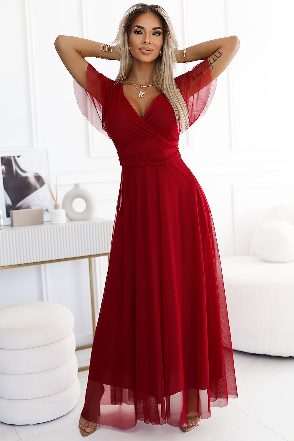 Robe de soirée mariage chic rouge longue évasée manches courtes, élégance et sophistication assurées.