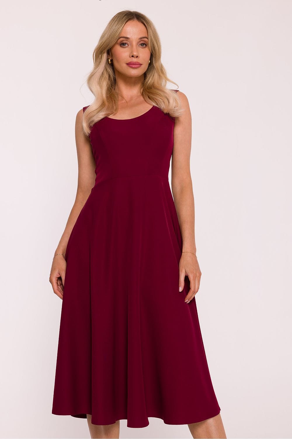 Robe midi bordeaux élégante sans manches pour cocktail ou soirée chic, coupe trapèze fluide tendance femme