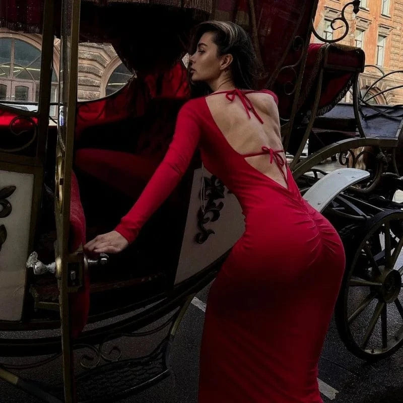 Robe de soirée chic rouge longue moulante dos nu manches longues parfaite pour évènement élégant ou mariage