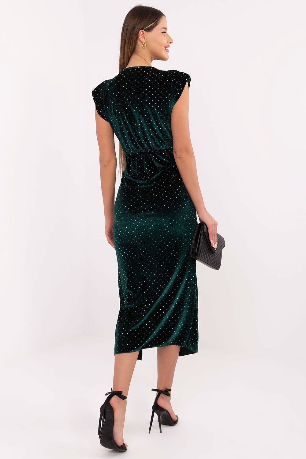 Robe de soirée chic midi verte manches courtes silhouette droite fluide femme accessoire pochette noire