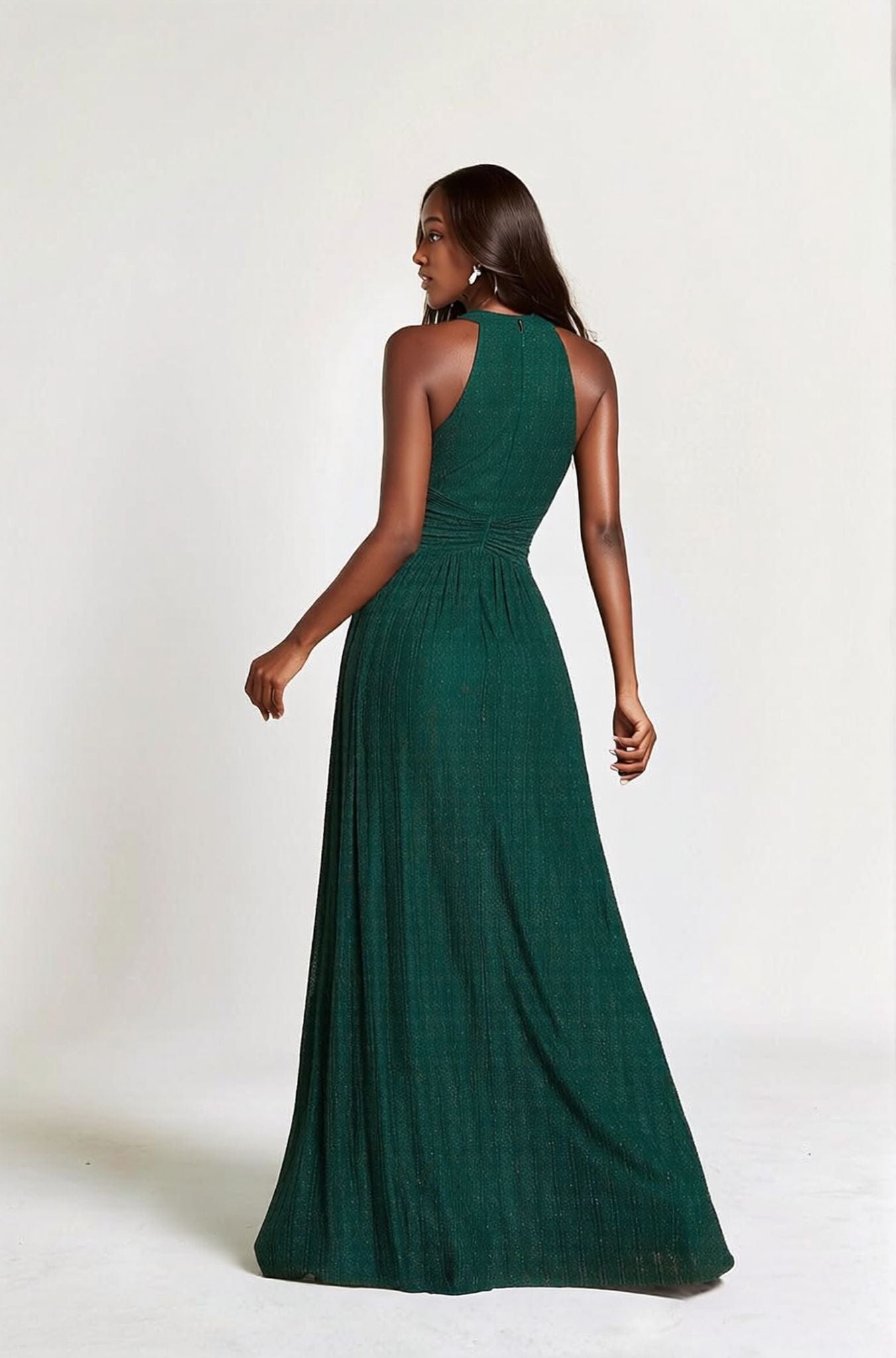 Robe de soirée chic longue verte dos nu sans manches coupe évasée élégante pour mariage ou gala
