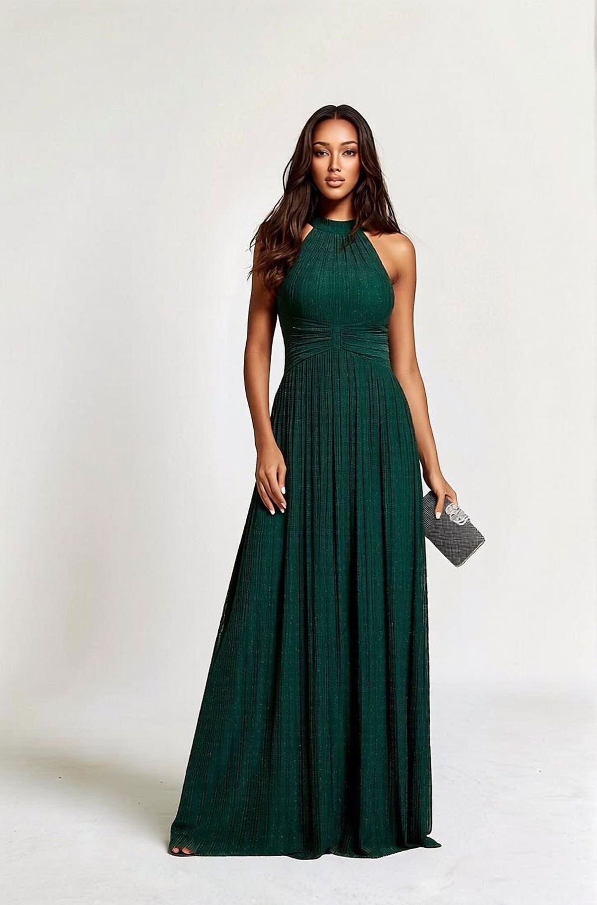 Robe de soirée longue verte évasée style chic sans manches accessoirisée d’une pochette élégante pour gala